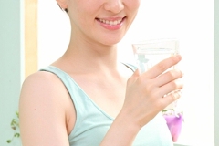 水素水を飲む女性